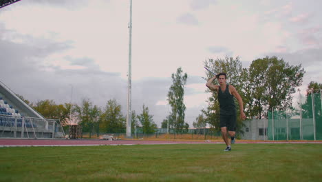 Speerwerfer-Vor-Einem-Wurf.-Konzentration-Und-Ausatmen.-Aufregung-Und-Angst-Vor-Dem-Wurf.-Selbstbewusster-Blick-Und-Lauf-Im-Stadion-Eines-Athleten,-Der-Den-Speerwurf-Ausführt